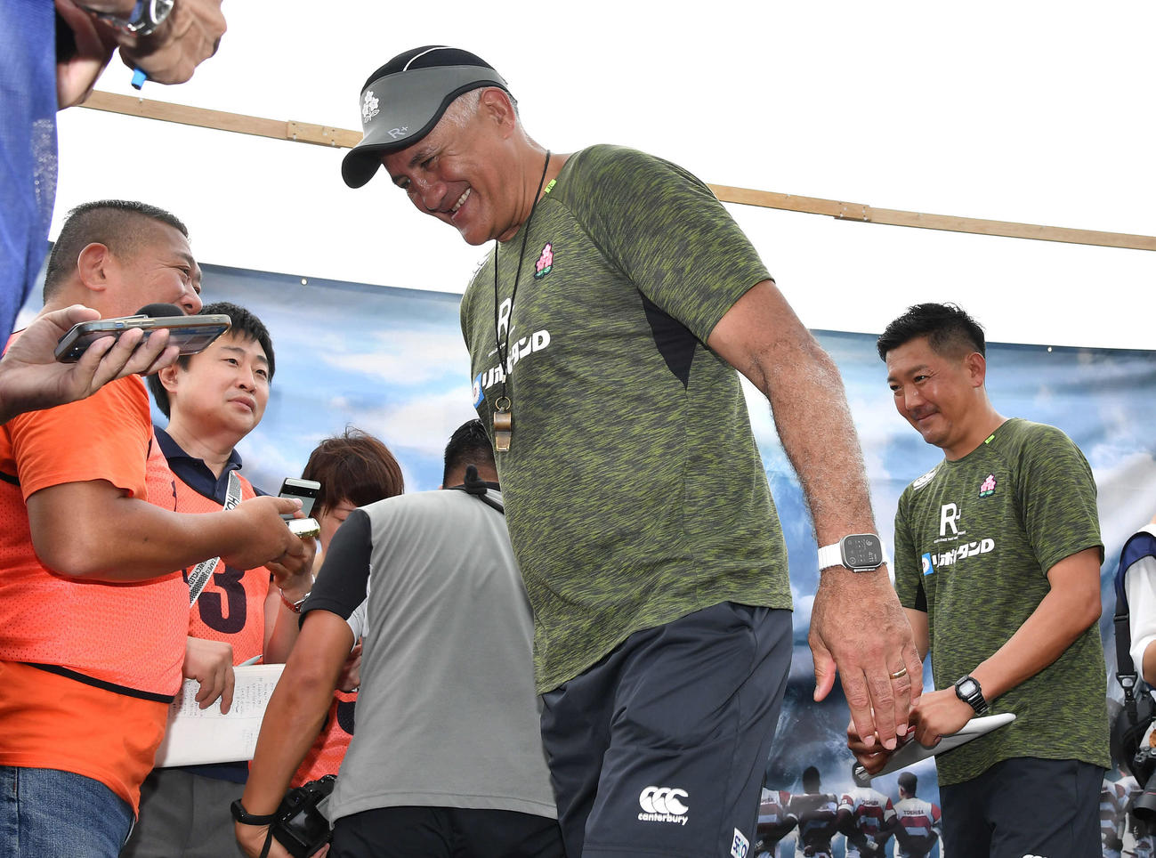 囲み取材を終え、笑顔で引き揚げるラグビー日本代表のジェイミー・ジョセフヘッドコーチ（撮影・岩下翔太）