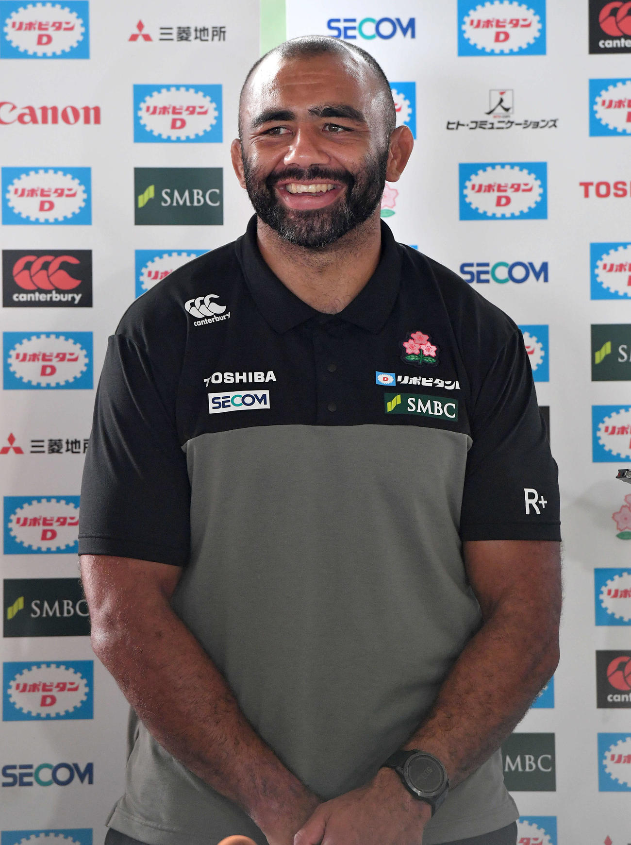 練習を終え、囲み取材を受けるラグビー日本代表FLリーチ・マイケル（撮影・岩下翔太）