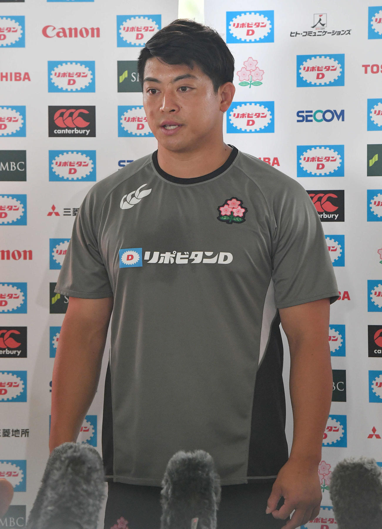 練習を終えて囲み取材を受けるラグビー日本代表の坂手淳史（撮影・岩下翔太）