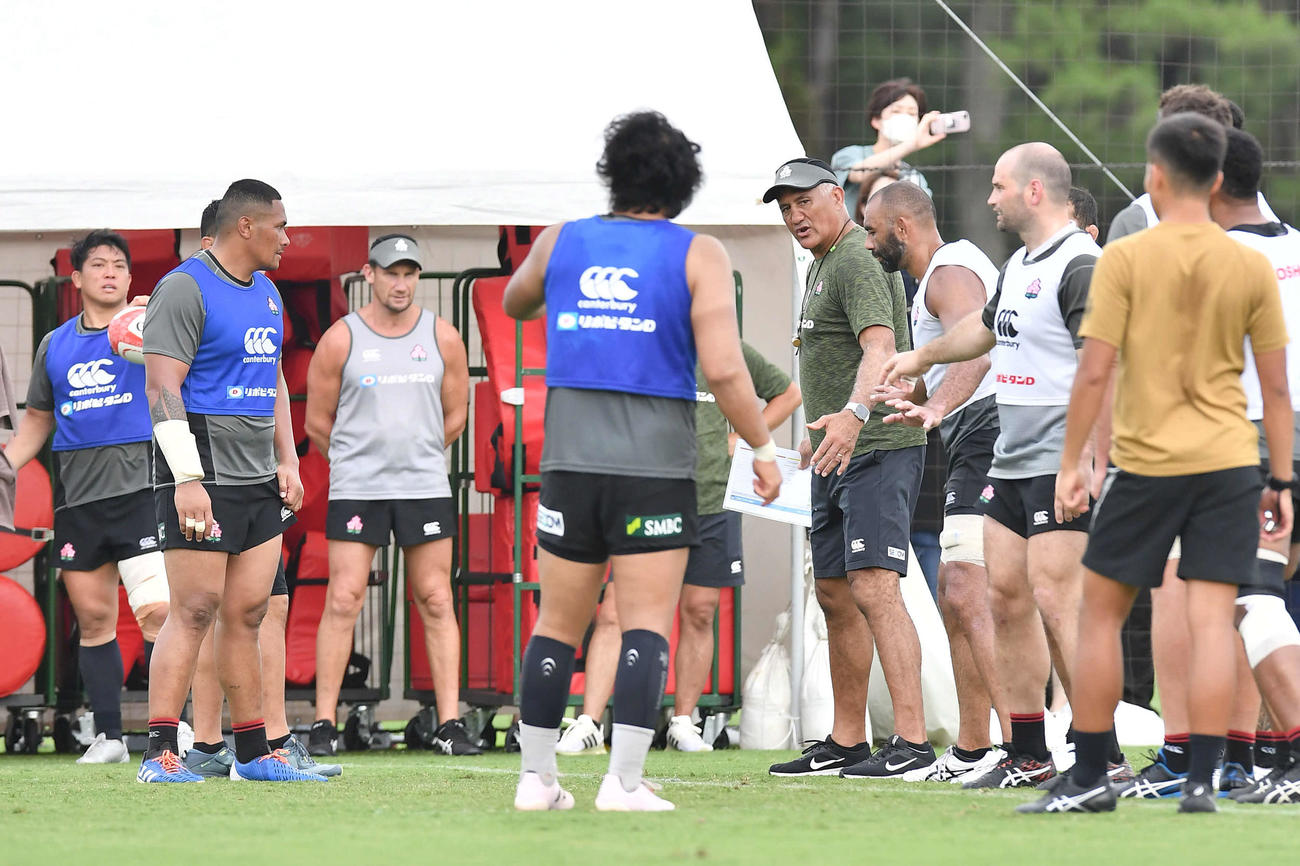 選手たちに指示を出すジョセフヘッドコーチ（中央）（撮影・岩下翔太）