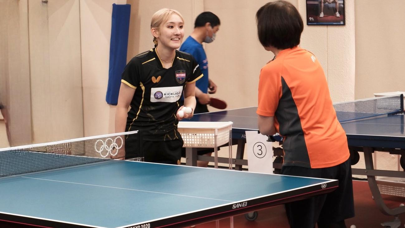 特別講習会でファンをマンツーマンで指導する加藤美優（左）（T’sシステムズ提供）