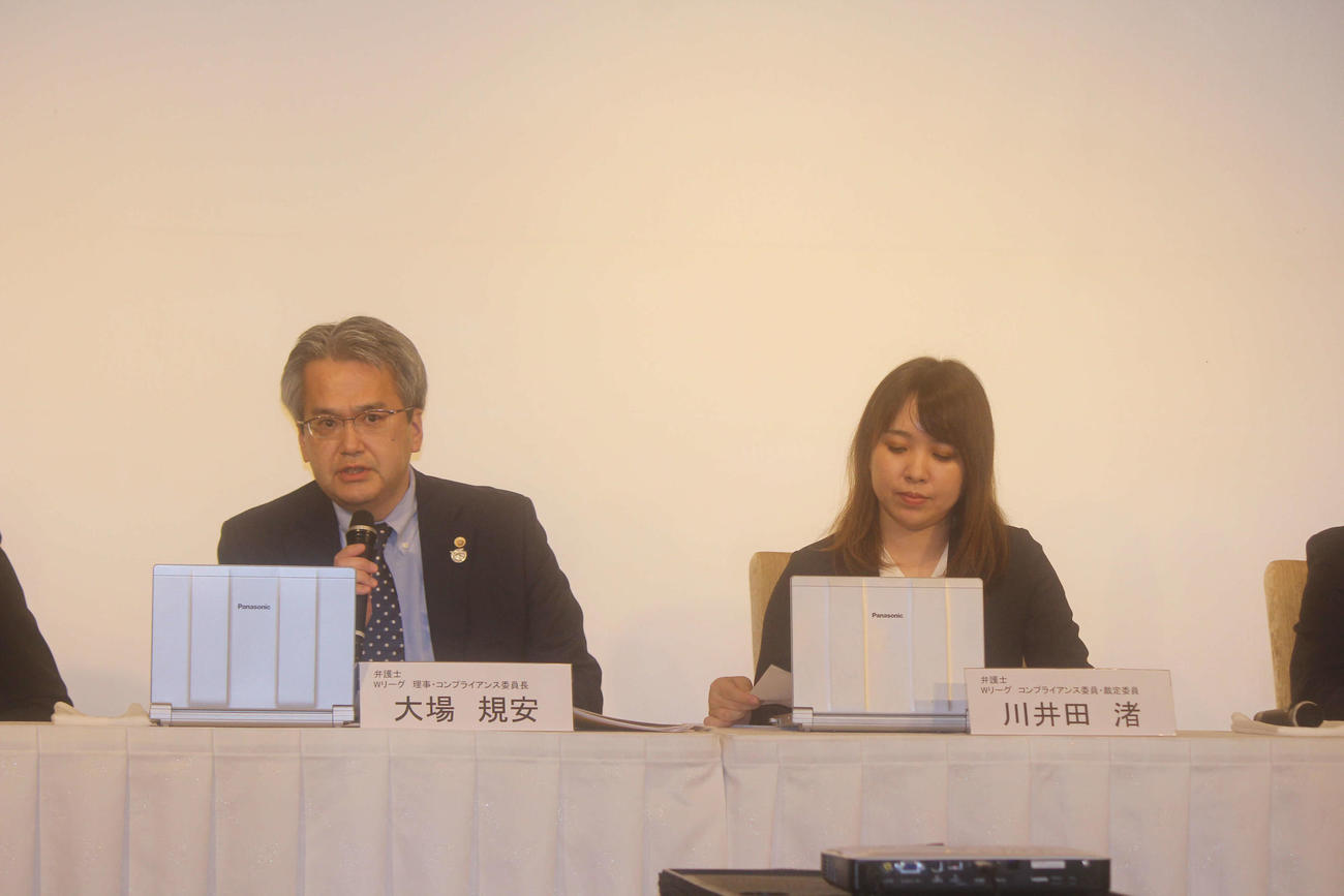 シャンソン問題の経過報告を行った弁護士の大場氏（左）、川井田氏