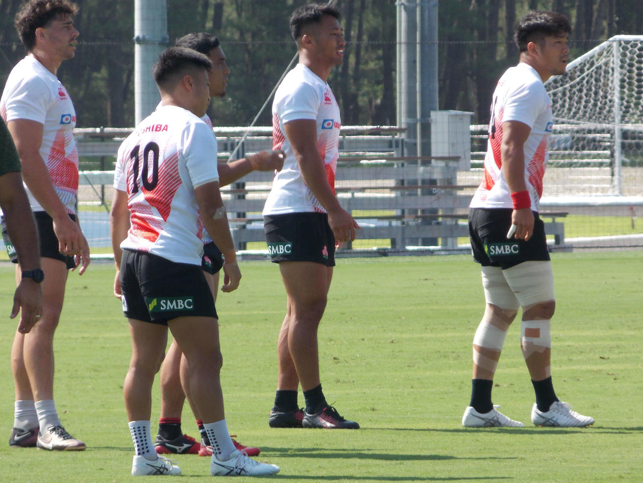 練習に参加したSO松田（右）、CTB長田（右から2人目）ら日本代表の選手たち（撮影・松本航）