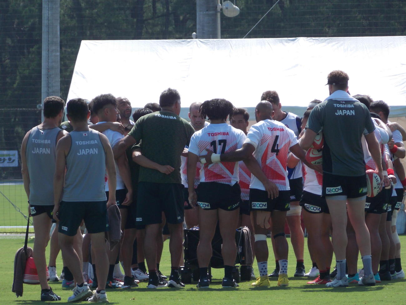 オールブラックスXV戦2日前の練習で円陣を組む日本代表（撮影・松本航）