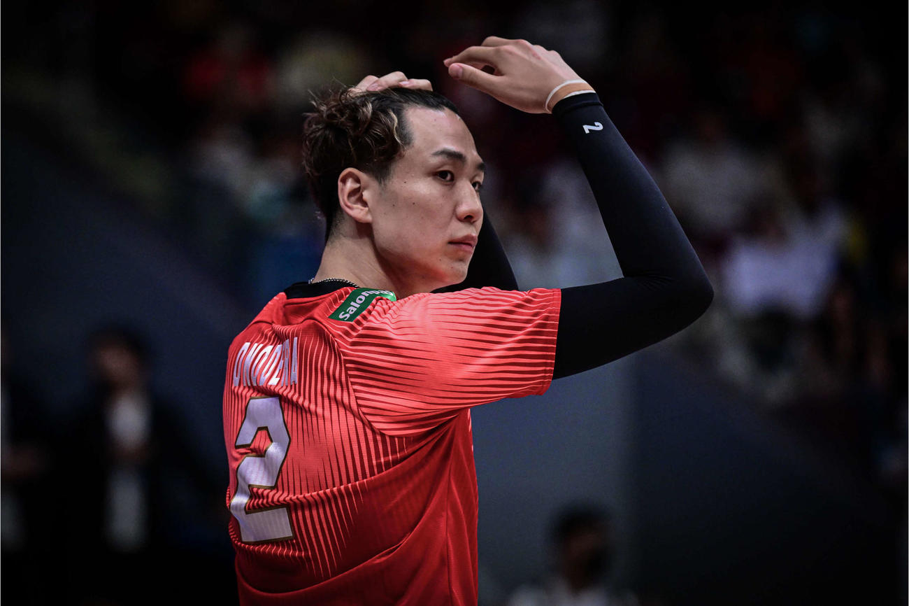 髪をかき上げる小野寺（C）FIVB