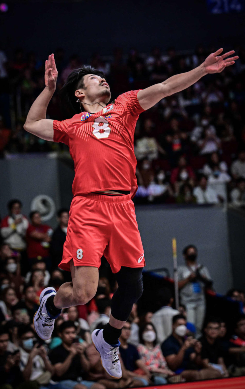 サーブに臨む関田（C）FIVB
