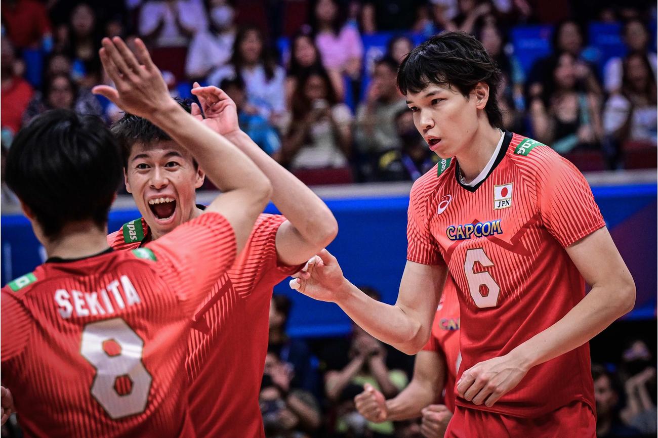 得点を喜ぶ山内（右）、左は富田（C）FIVB