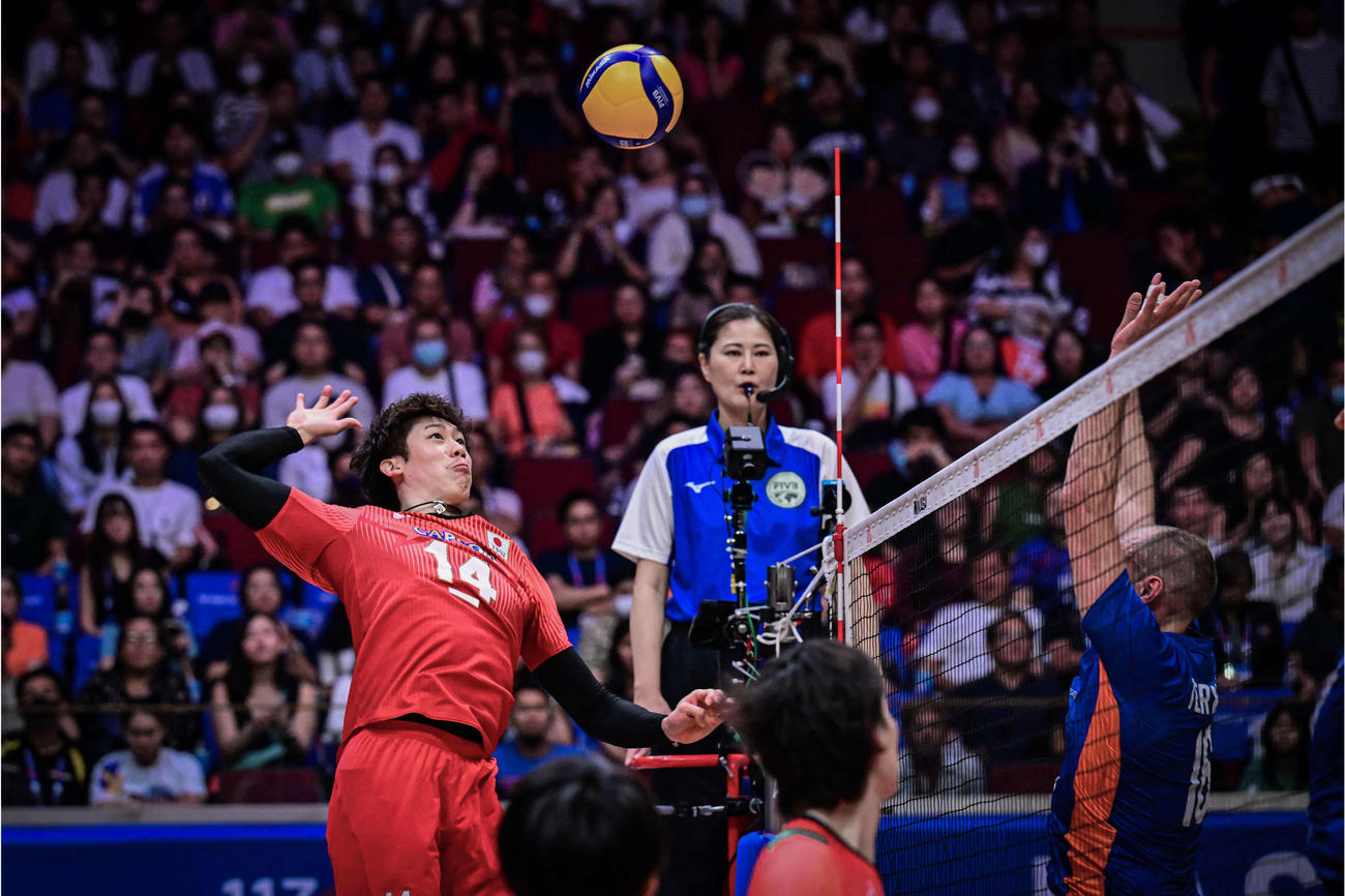 スパイクを打つ石川（C）FIVB