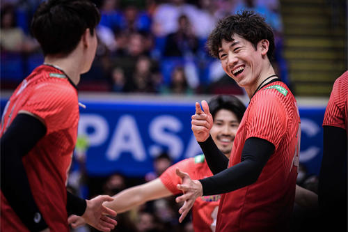 日本対オランダ　得点を喜ぶ石川（C）FIVB