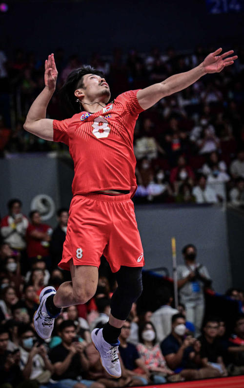 サーブに臨む関田（C）FIVB