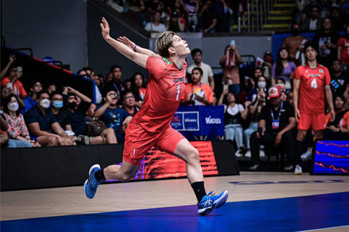 サーブに臨む西田（C）FIVB