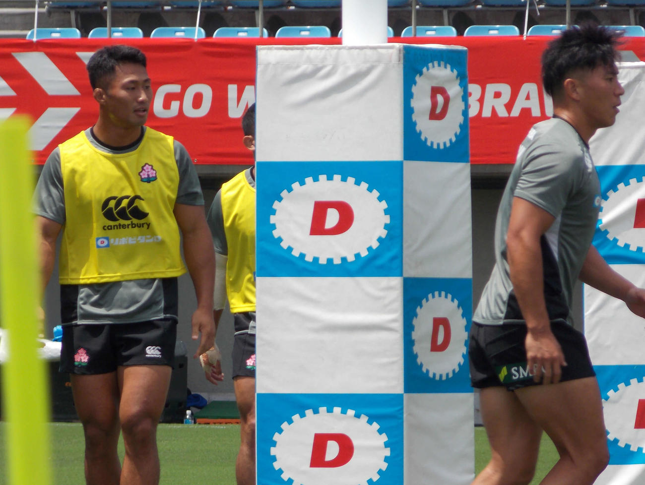 オールブラックスXV戦前日練習で体を動かすJAPAN XVのCTB長田智希（左）（撮影・松本航）