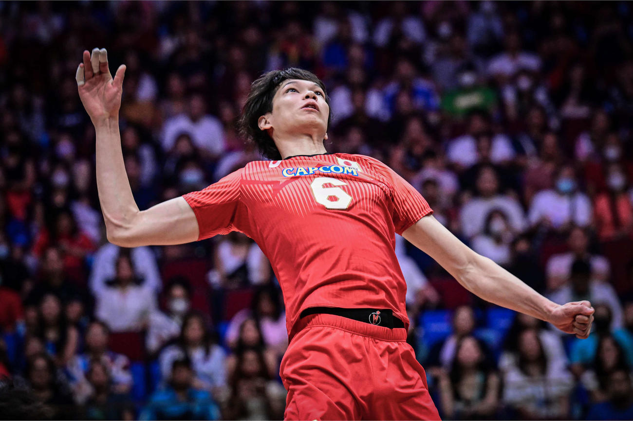 サーブを打つ山内(C)FIVB