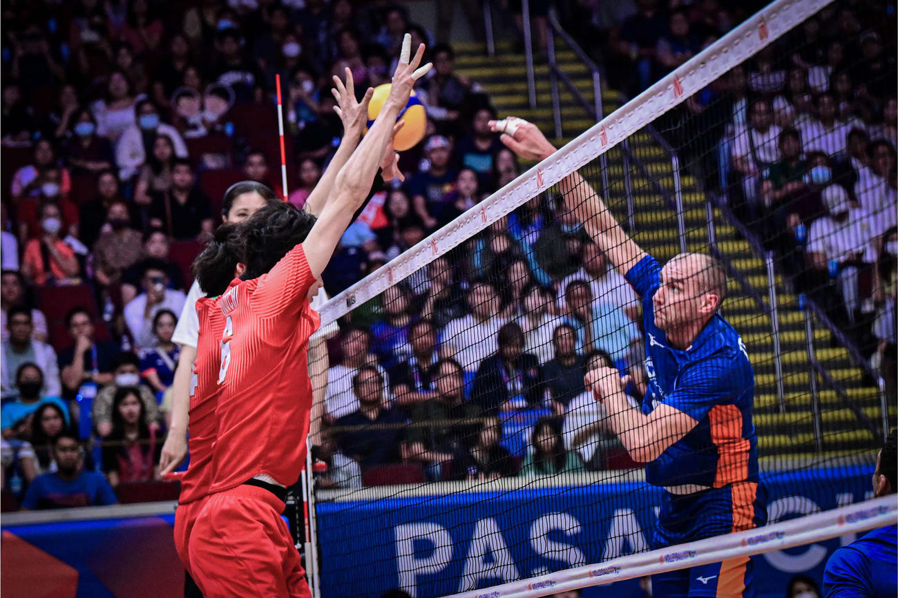 ブロックを決める山内（左）(C)FIVB