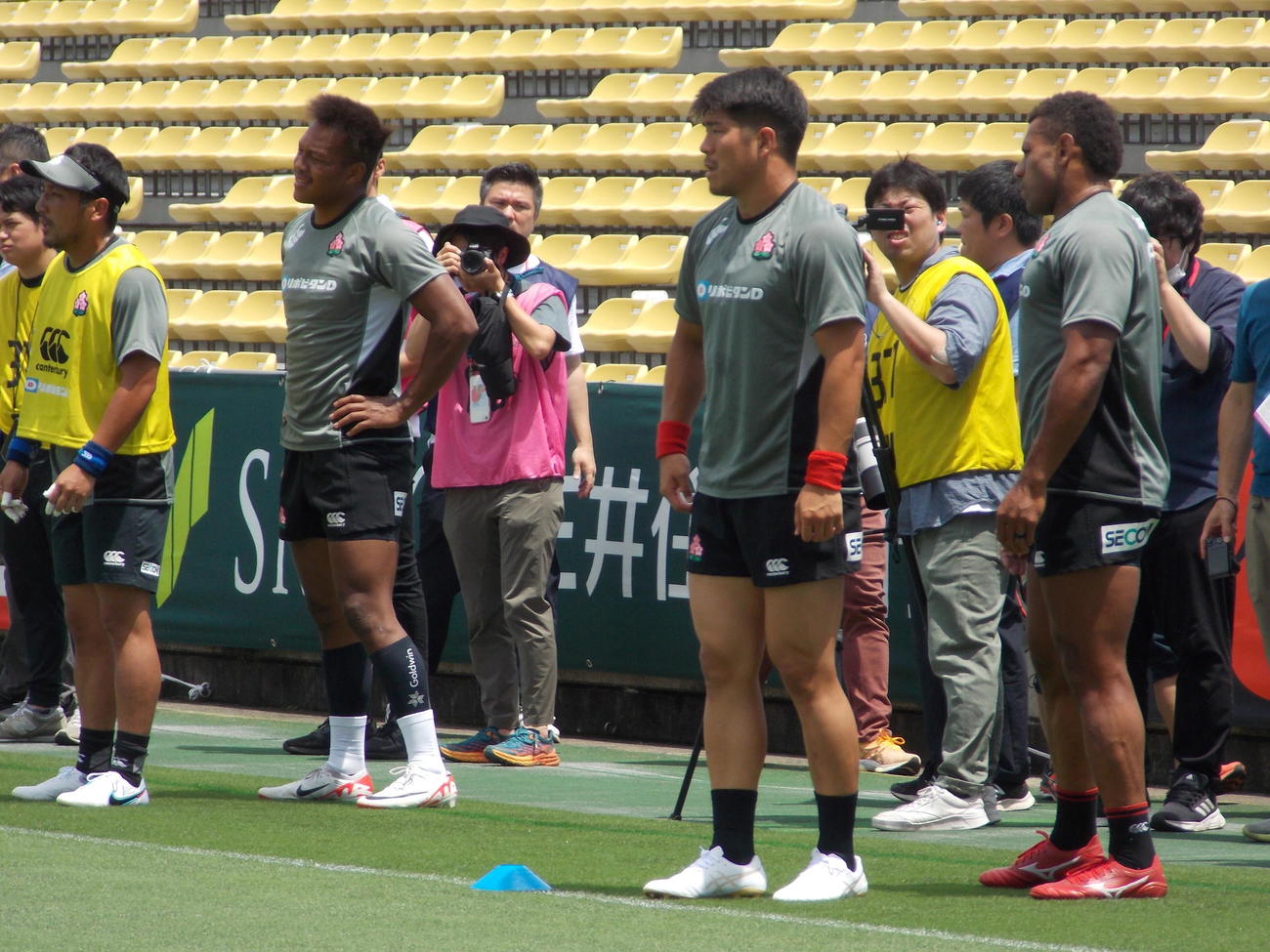 オールブラックスXV戦前日練習で仲間のプレーを見守るJAPAN XVのSO松田力也（右から2人目）（撮影・松本航）