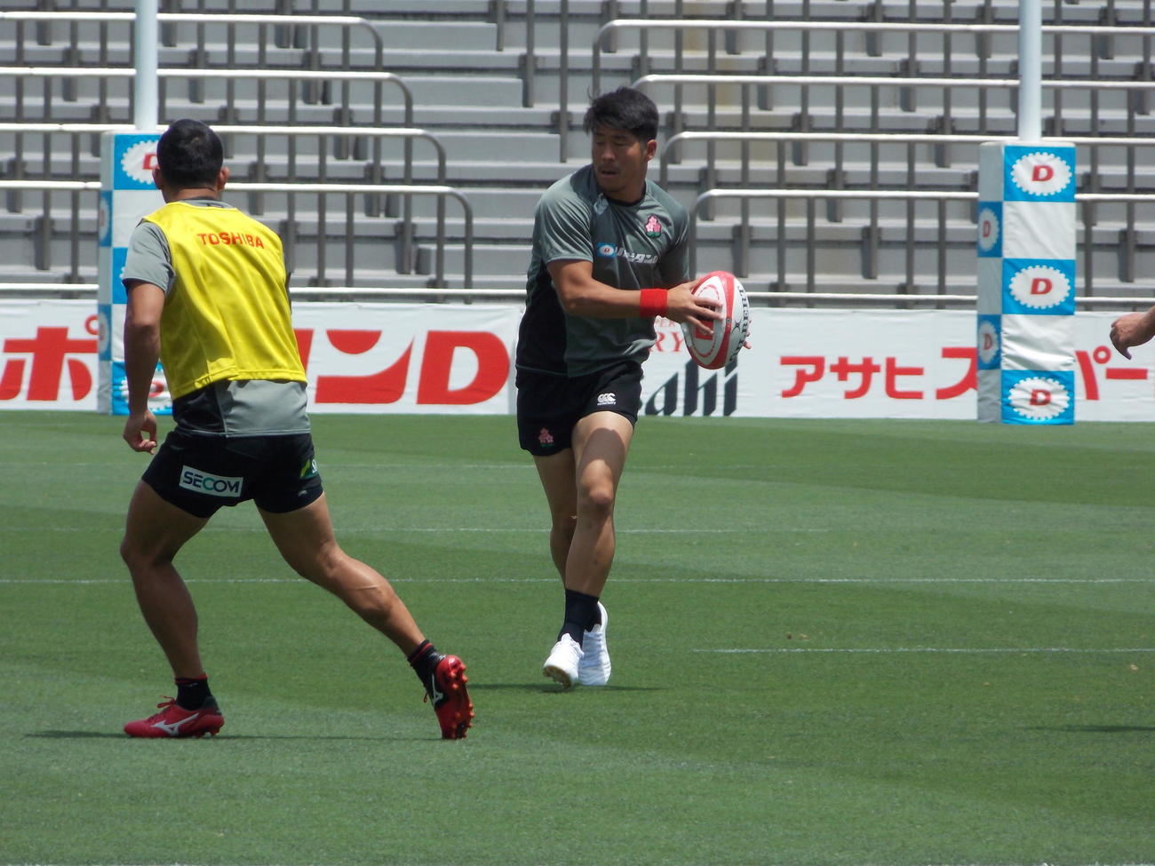 オールブラックスXV戦前日練習で仕掛けるJAPAN XVのSO松田力也（右）（撮影・松本航）