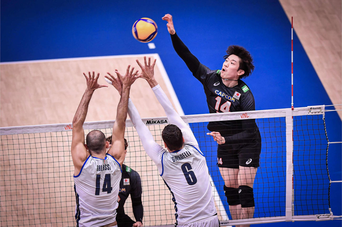 スパイクを放つ石川（C）FIVB