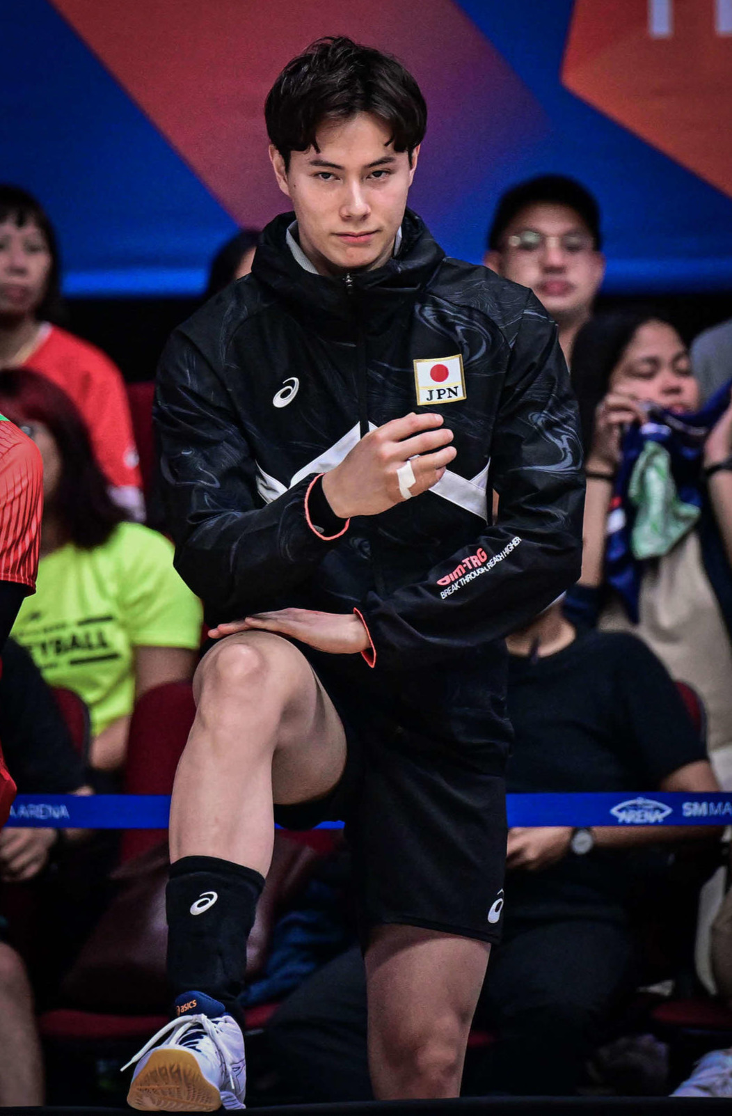 負傷欠場の高橋藍はベンチから戦況を見守る（C）FIVB