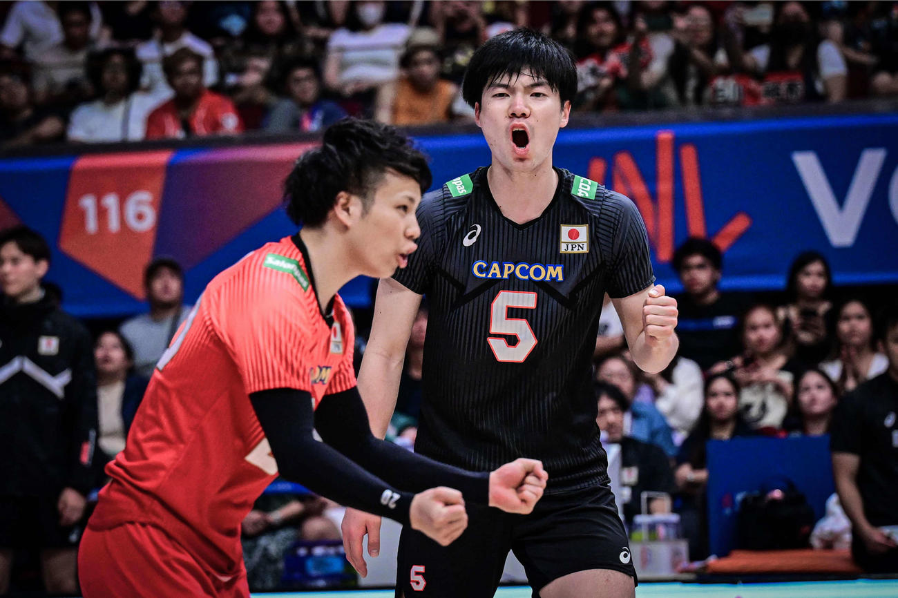 日本対イタリア　得点を喜ぶ大塚。左は山本（C）FIVB