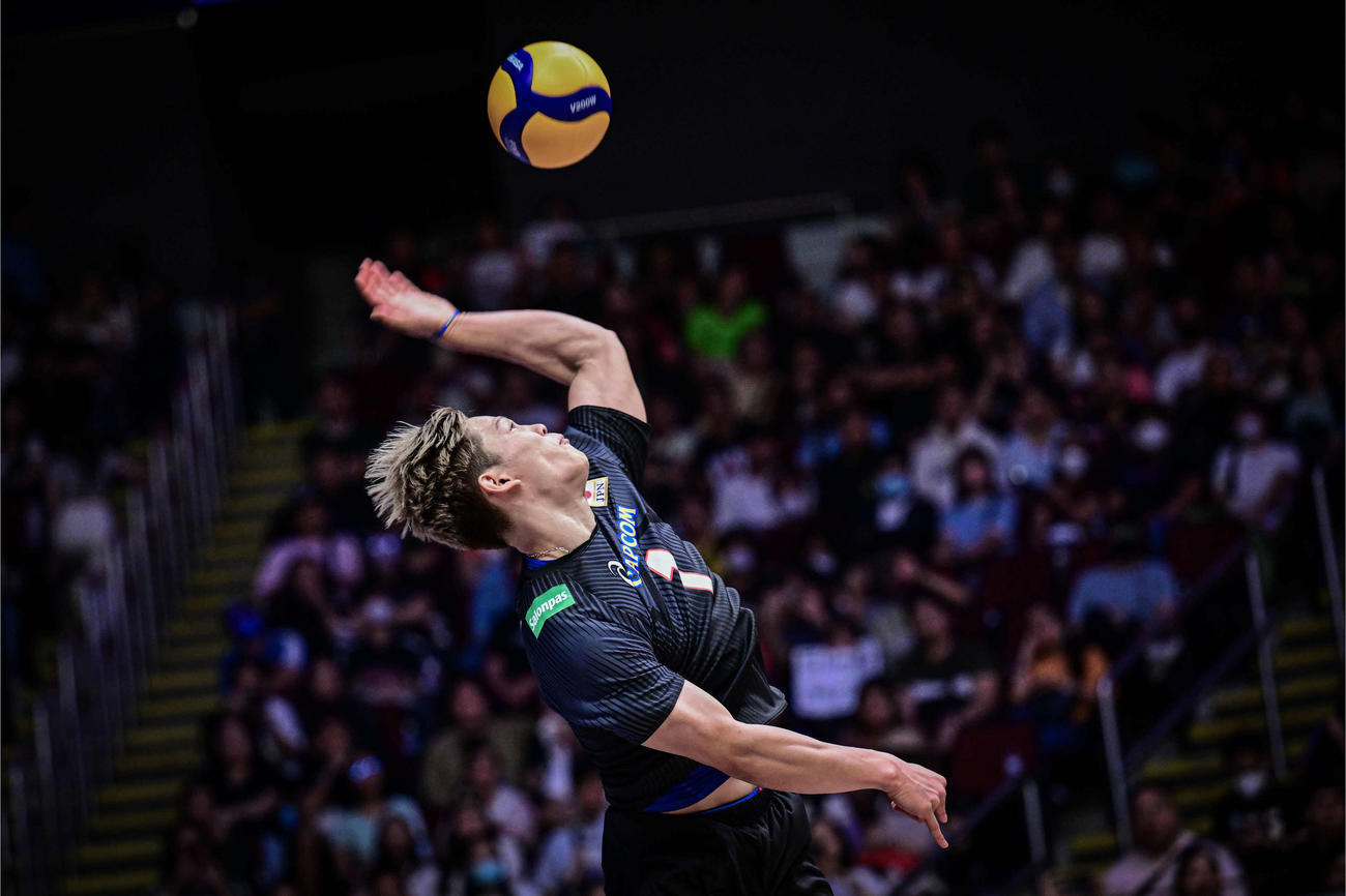 ボールを打つ西田（C）FIVB