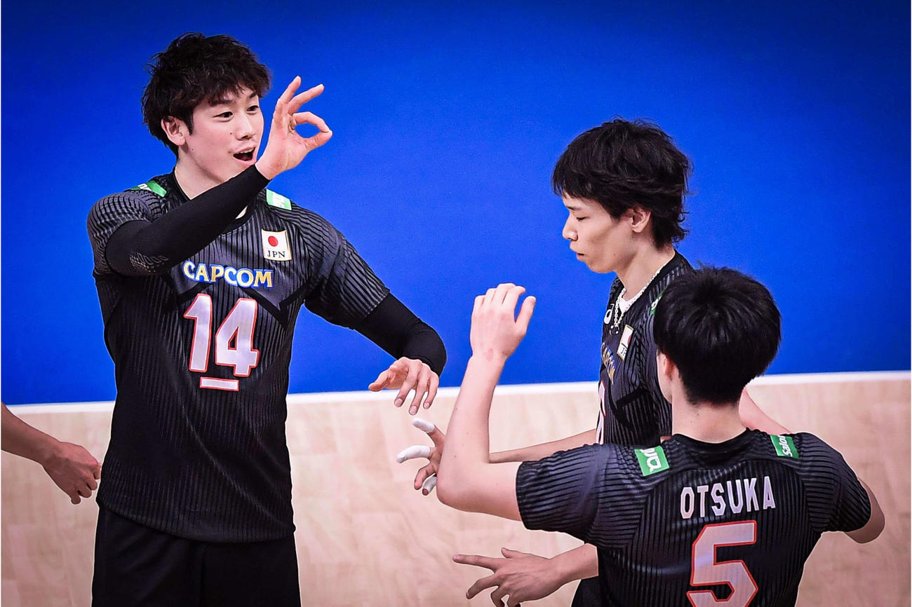 得点を喜ぶ石川。右は山内（C）FIVB