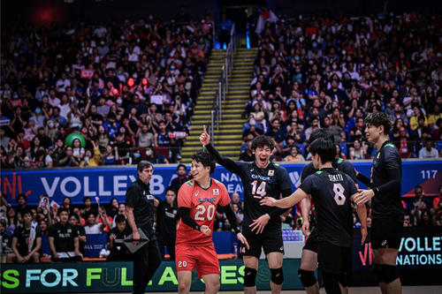 日本対イタリア　得点を喜ぶ選手たち。左から山本、石川、関田、小野寺（C）FIVB