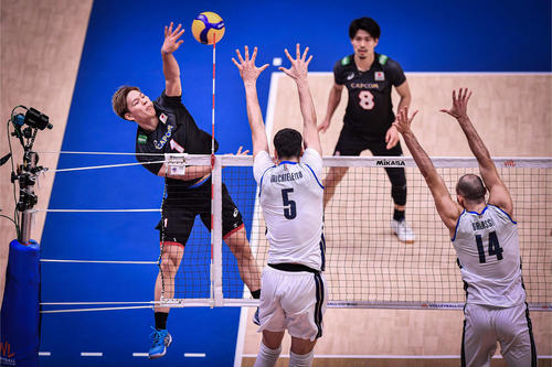 スパイクを放つ西田（C）FIVB