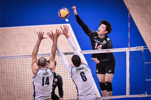 スパイクを放つ石川（C）FIVB