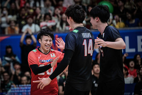 得点を喜ぶ選手たち。左から山本、石川、大塚（C）FIVB
