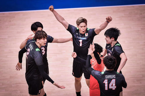 得点を喜ぶ選手たち（C）FIVB