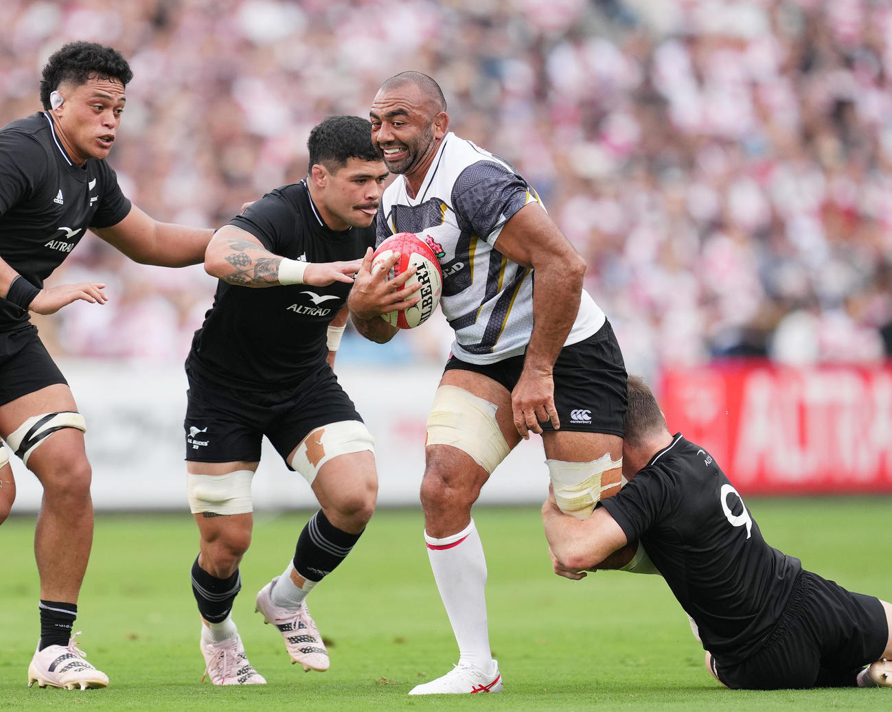 JAPAN XV対オールブラックスXV　前半、突進するFLリーチ・マイケル（撮影・菅敏）