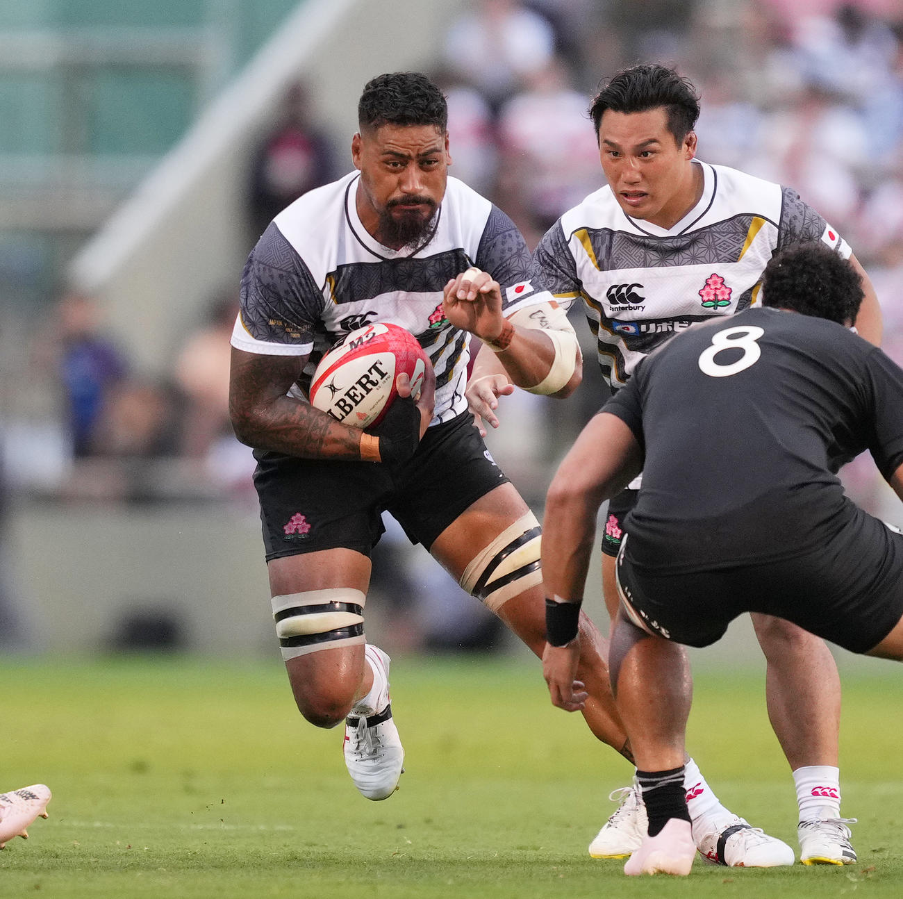 JAPAN XV対オールブラックスXV　後半、突破するFWファカタヴァ（左）（撮影・菅敏）