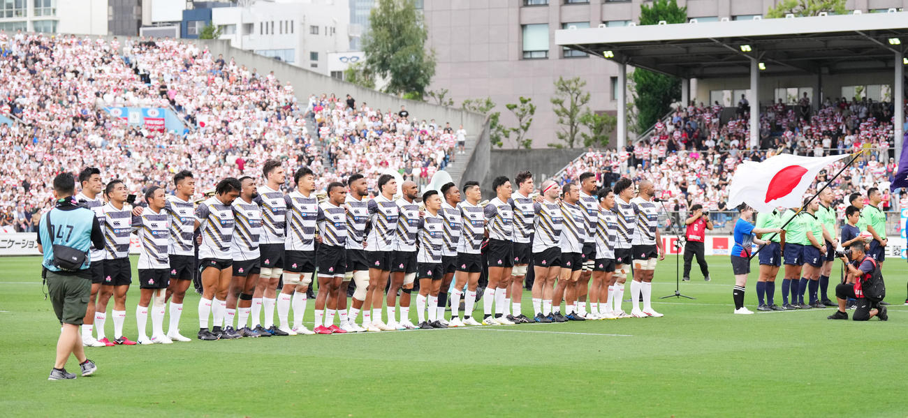 日本対オールブラックス・フィフティーン　試合前、君が代を斉唱する日本代表の選手たち（撮影・菅敏）