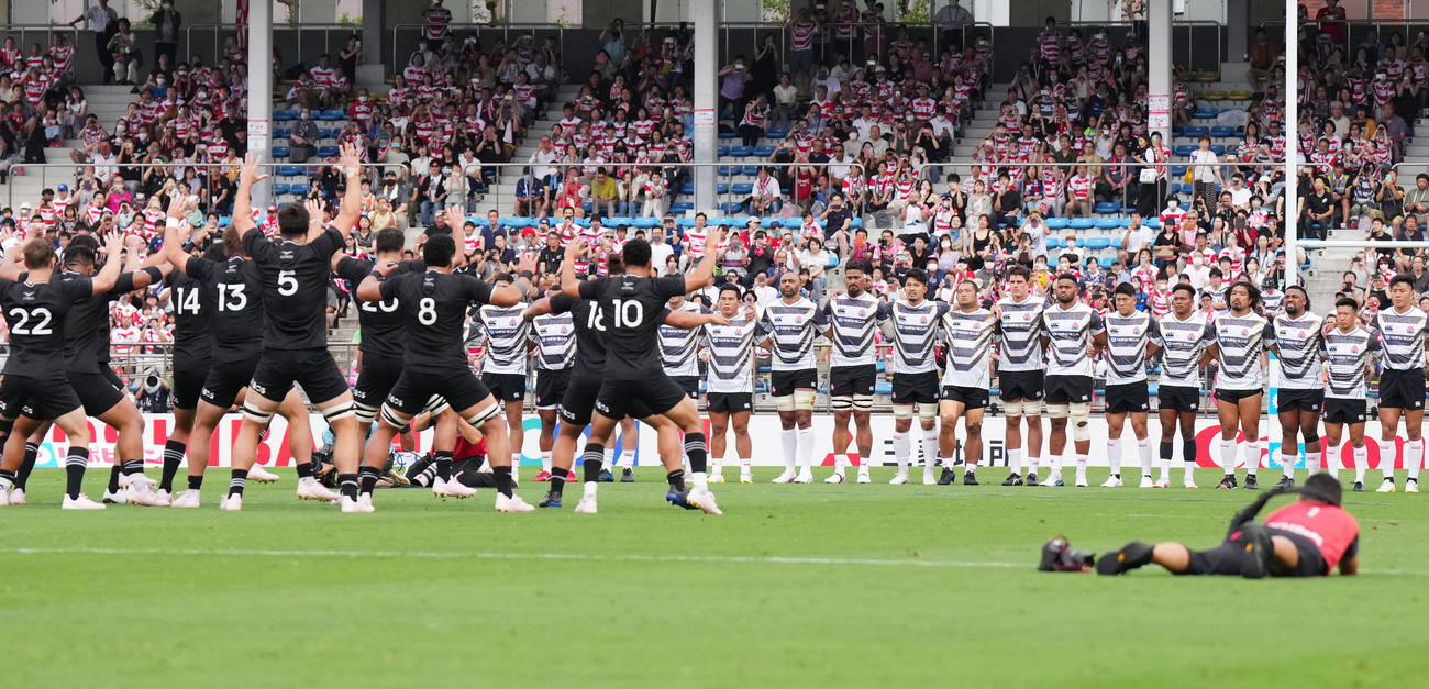 日本対オールブラックス・フィフティーン　試合前、気合を入れるオールブラックス・フィフティーンの選手たちを見つめる日本代表の選手たち（撮影・菅敏）
