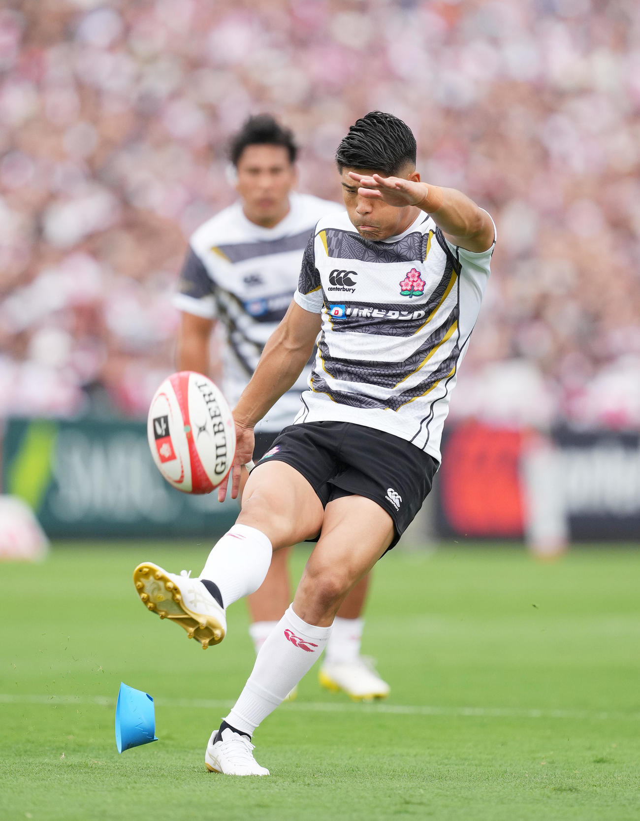 日本対オールブラックス・フィフティーン　前半、ペナルティゴールを決めるHB松田（撮影・菅敏）