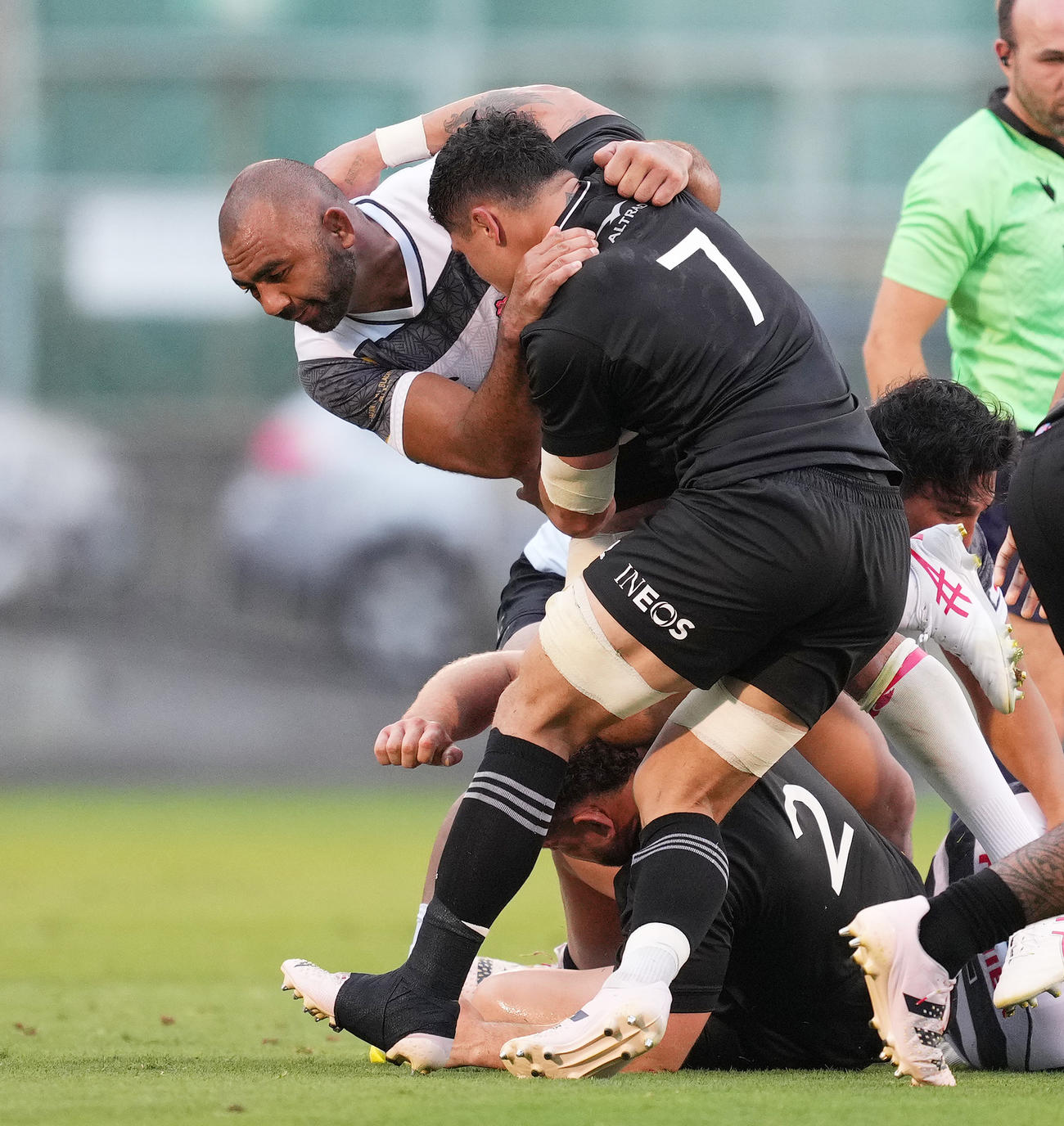 JAPAN XV対オールブラックスXV　後半、相手の激しいタックルを受けるFWリーチ・マイケル（左）（撮影・菅敏）