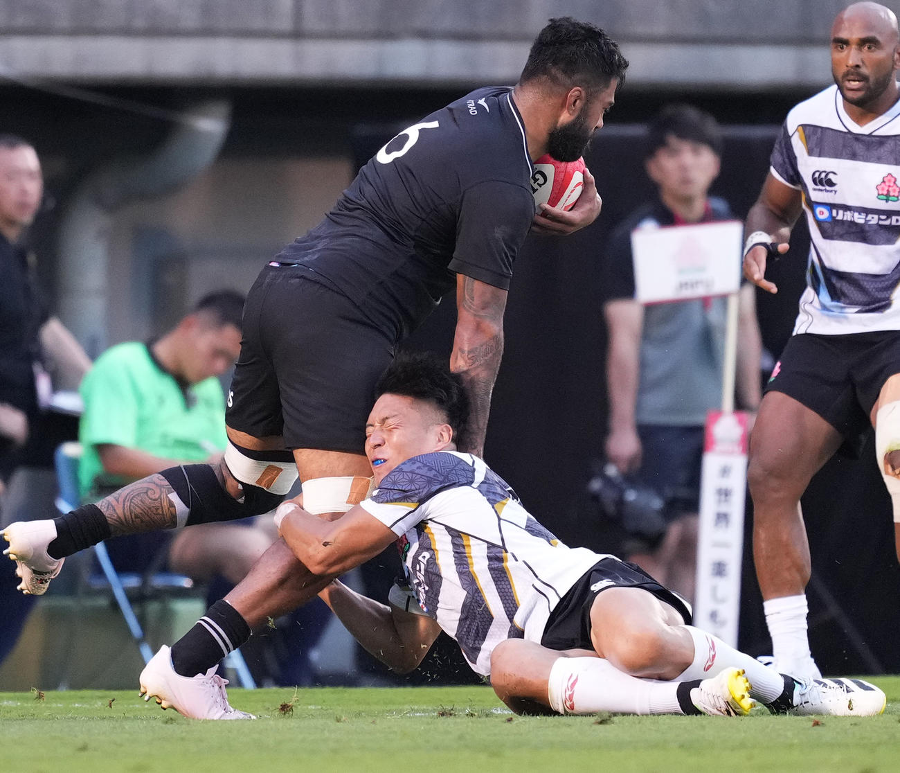 JAPAN XV対オールブラックスXV　後半、相手にタックルするCTB中野（下）（撮影・菅敏）