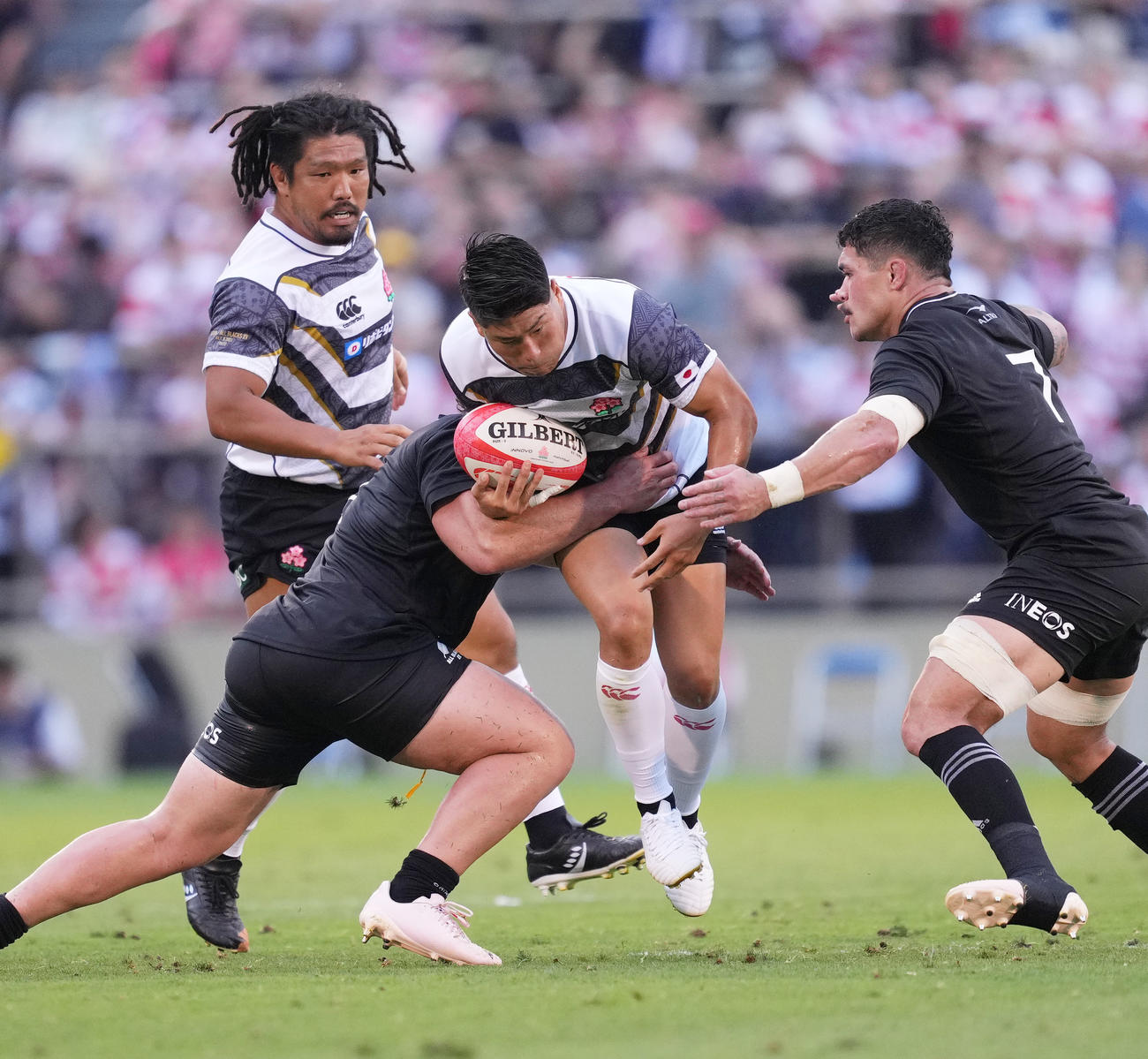 JAPAN XV対オールブラックスXV　後半、相手のタックルを受けるSO松田（中央）（撮影・菅敏）