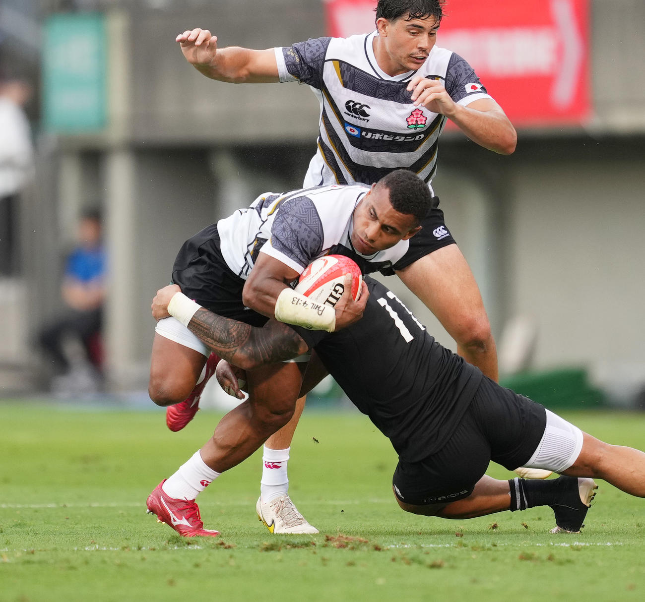 JAPAN XV対オールブラックスXV　前半、突進するTBナイカブラ（左）（撮影・菅敏）