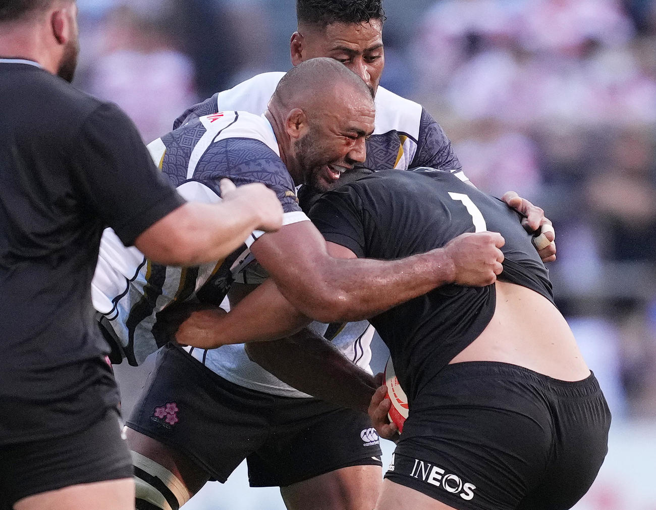 JAPAN XV対オールブラックスXV　後半、相手にタックルをするFLリーチ（左）（撮影・菅敏）