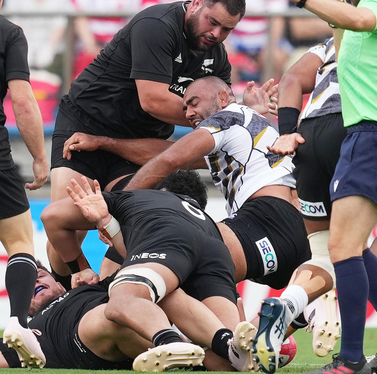 JAPAN XV対オールブラックスXV　前半、相手と競り合うリーチ・マイケル（中央）（撮影・菅敏）