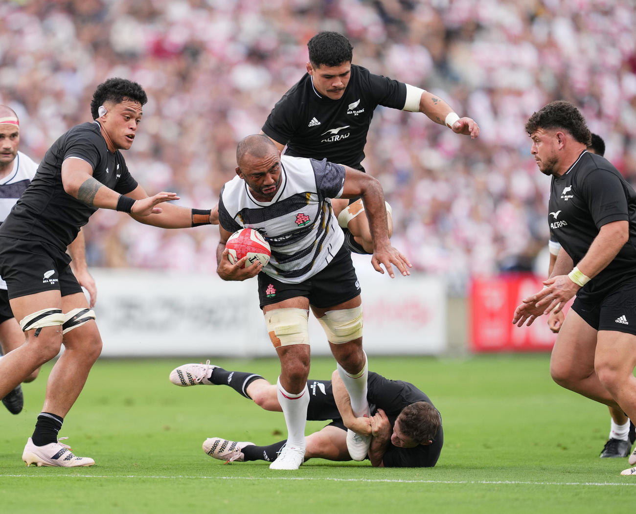 JAPAN XV対オールブラックスXV　前半、相手のタックルを受けるリーチ・マイケル（中央）（撮影・菅敏）