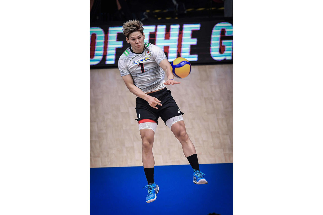 サーブを打つ西田（C）FIVB