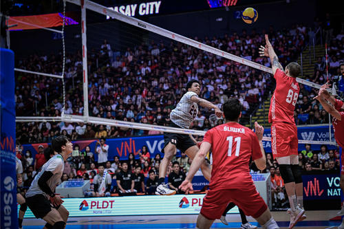 スパイクを放つラリー（C）FIVB