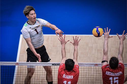 スパイクを放つ西田（C）FIVB