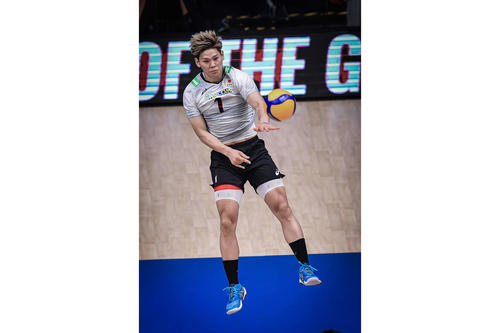サーブを打つ西田（C）FIVB