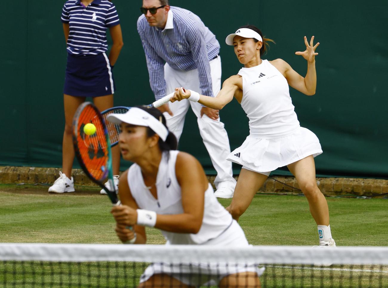 女子ダブルス2回戦でプレーする加藤未唯（右）、アルディラ・スーチャディ組（共同）