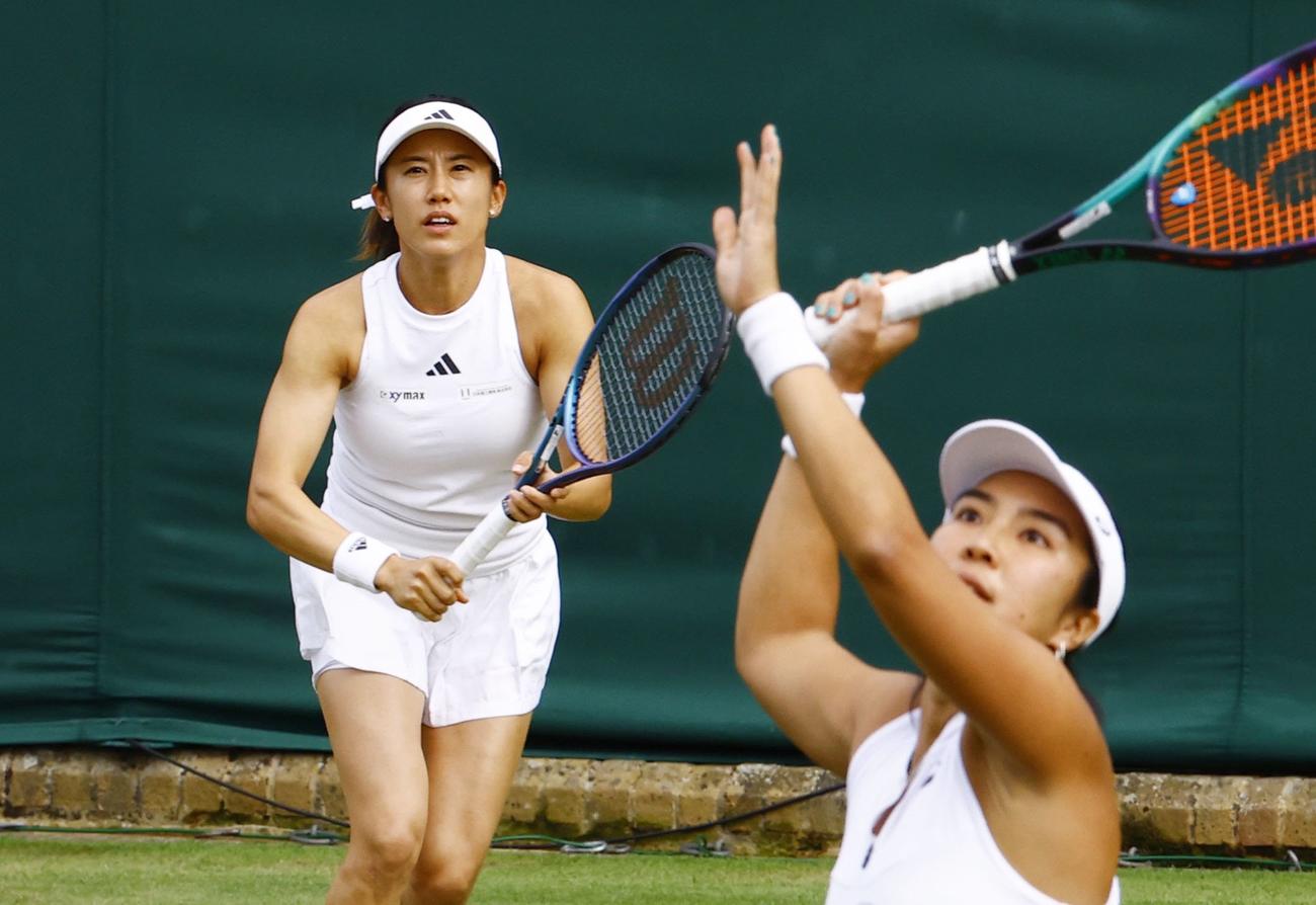 女子ダブルス2回戦でプレーする加藤未唯（左）、アルディラ・スーチャディ組（共同）