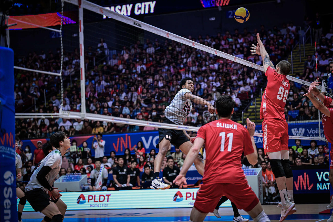 スパイクを放つエバデダンラリー（C）FIVB