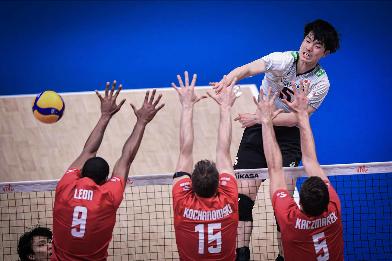 スパイクを放つ大塚（C）FIVB